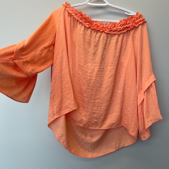NWT Vince Camuto Bell sleeve off the shoulder top - Picture 6 of 7